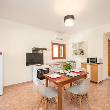 Afroditi Holiday Home - Yellow Apartment Svoronata Buitenkant foto