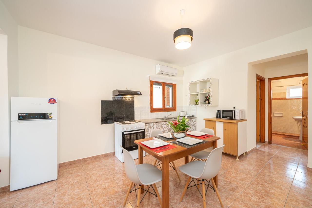Afroditi Holiday Home - Yellow Apartment Svoronata Buitenkant foto