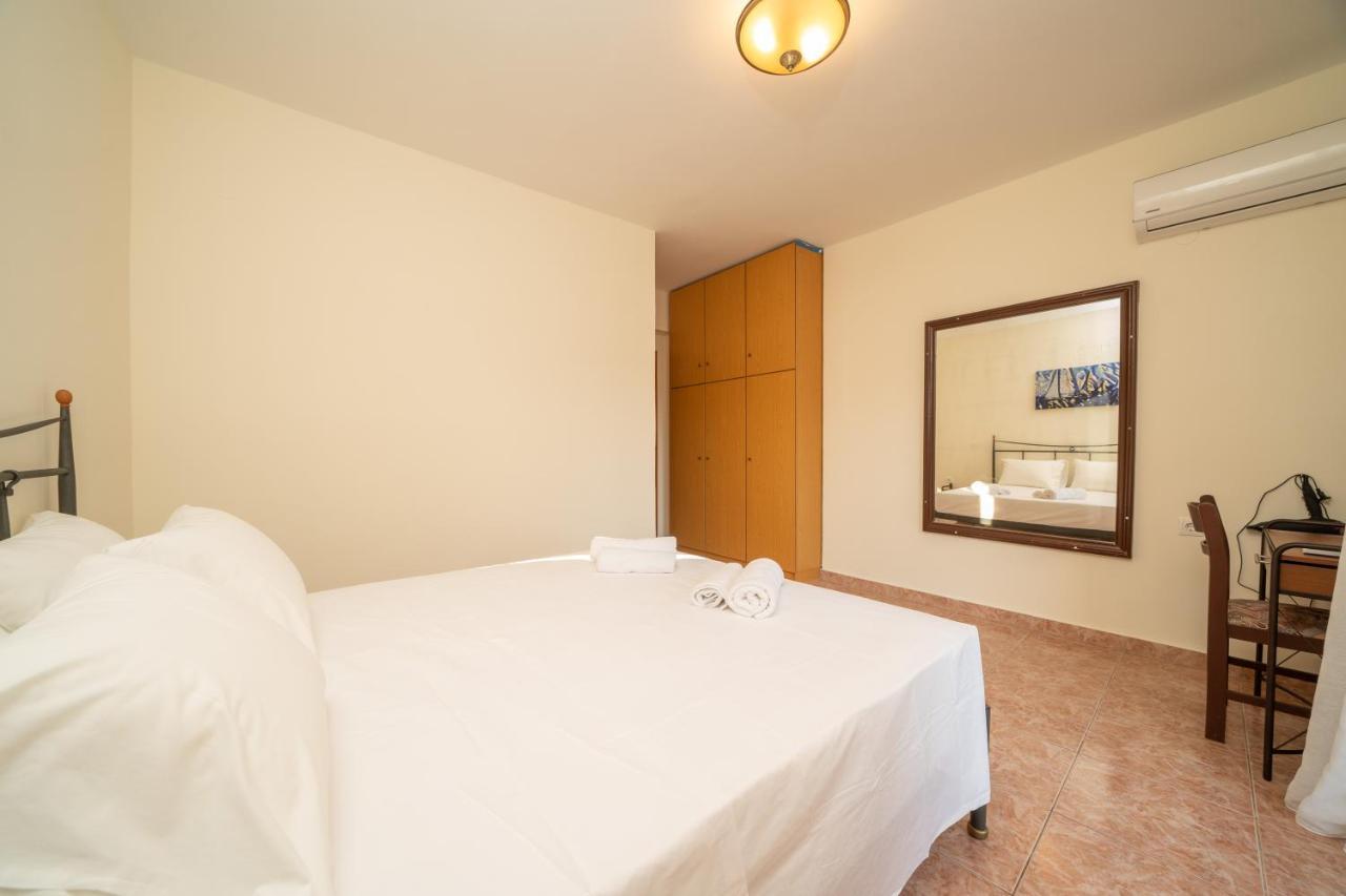 Afroditi Holiday Home - Yellow Apartment Svoronata Buitenkant foto