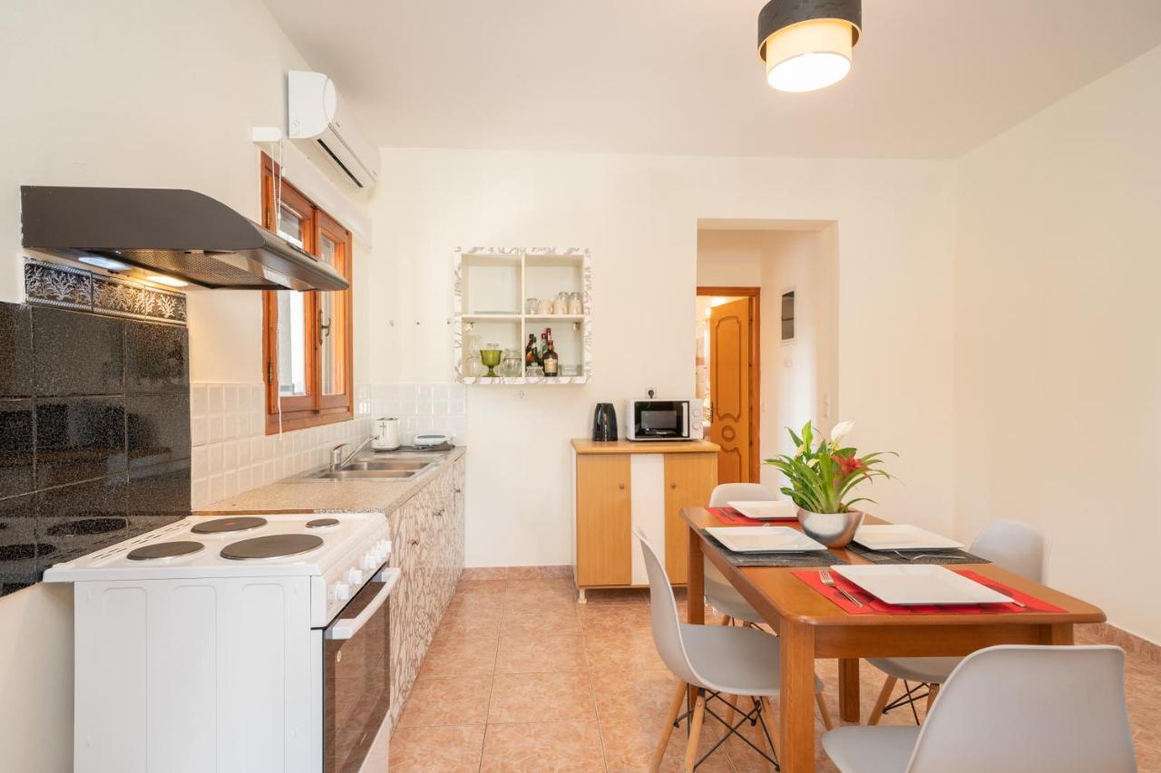 Afroditi Holiday Home - Yellow Apartment Svoronata Buitenkant foto