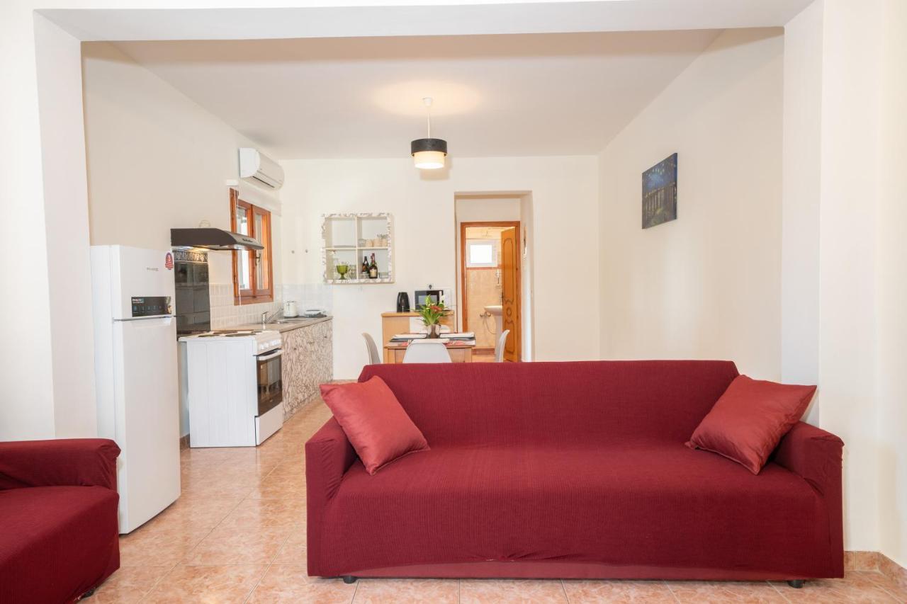 Afroditi Holiday Home - Yellow Apartment Svoronata Buitenkant foto