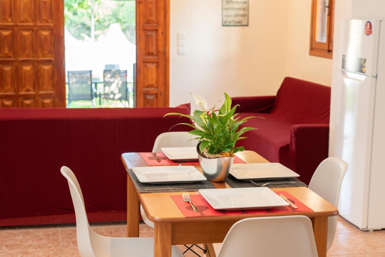 Afroditi Holiday Home - Yellow Apartment Svoronata Buitenkant foto