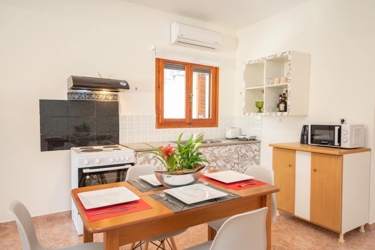 Afroditi Holiday Home - Yellow Apartment Svoronata Buitenkant foto