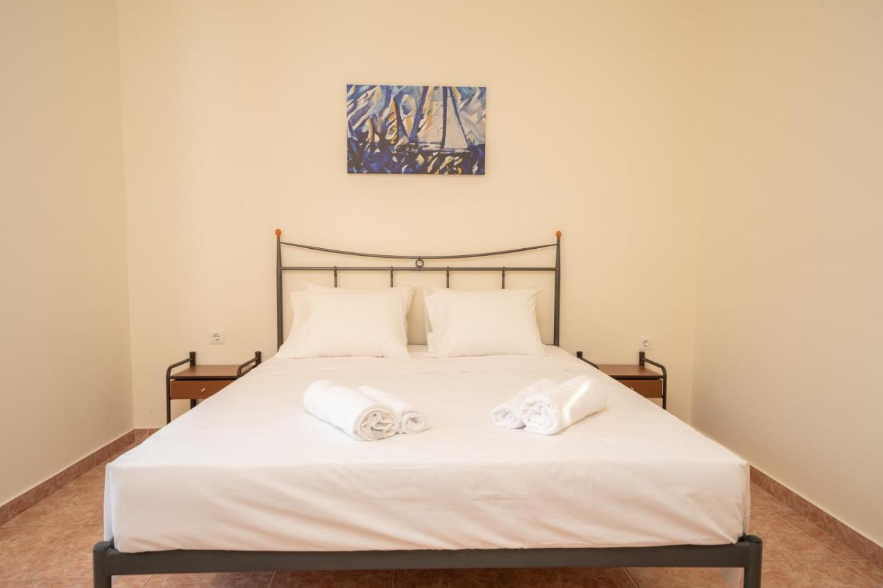 Afroditi Holiday Home - Yellow Apartment Svoronata Buitenkant foto